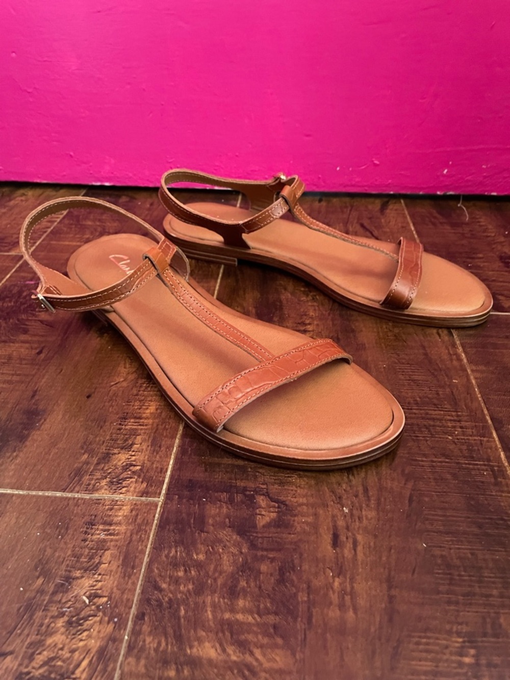 Clarks Women's Brown T-Strap faux croc Leather Sandals size 8.5 NWOT